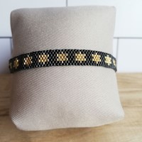 Pulsera Tejida de Cuentas "Estrellas" en Negro y Dorado – Estilo Versátil y Moderno